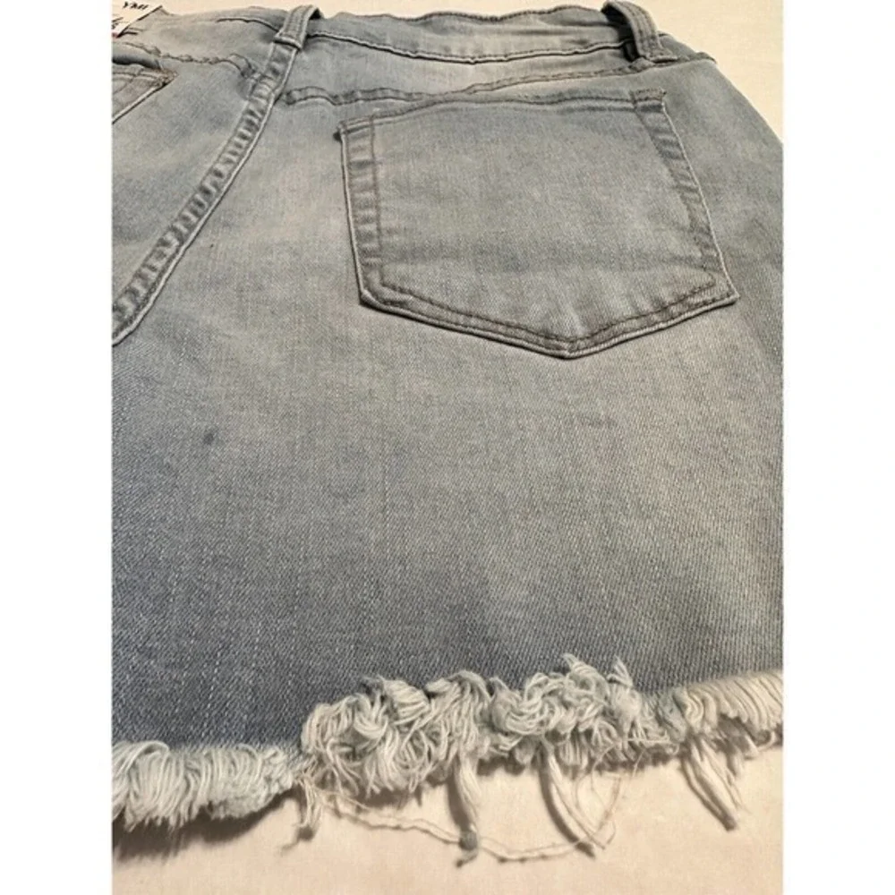 YMI Junior Distressed Shorts Size 11/ 30 Denim Light‎ Wash Dream Collection #864